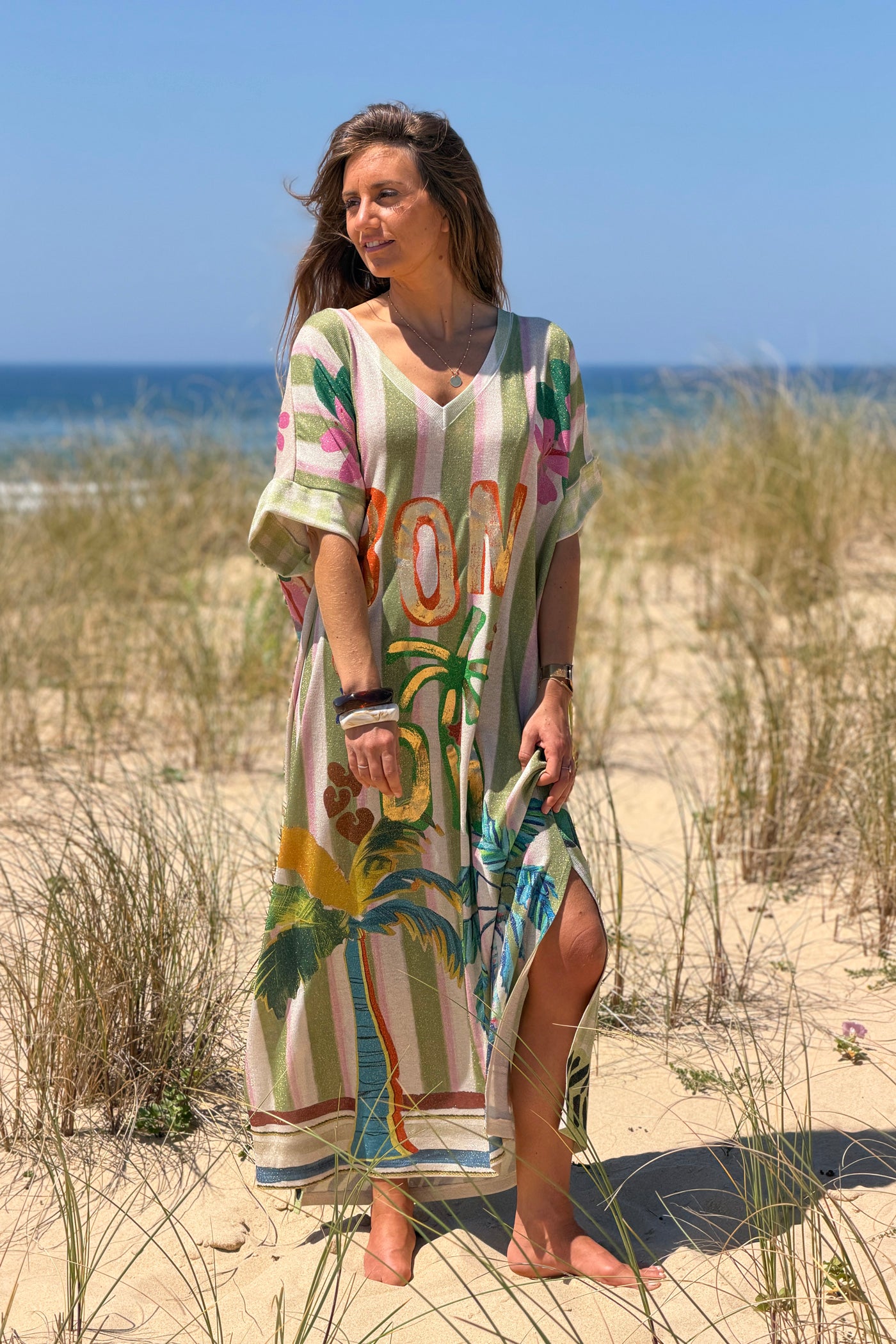 Robe longue brillante et large imprimé Bom Dia rayures vertes palmiers colorés