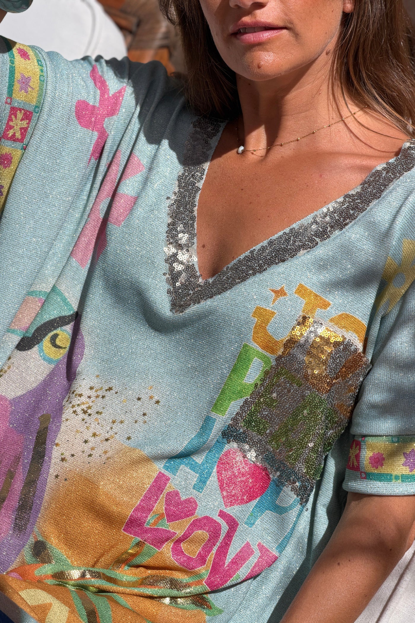 Robe longue brillante lurex bleue imprimé perroquets Joy col et poche sequins