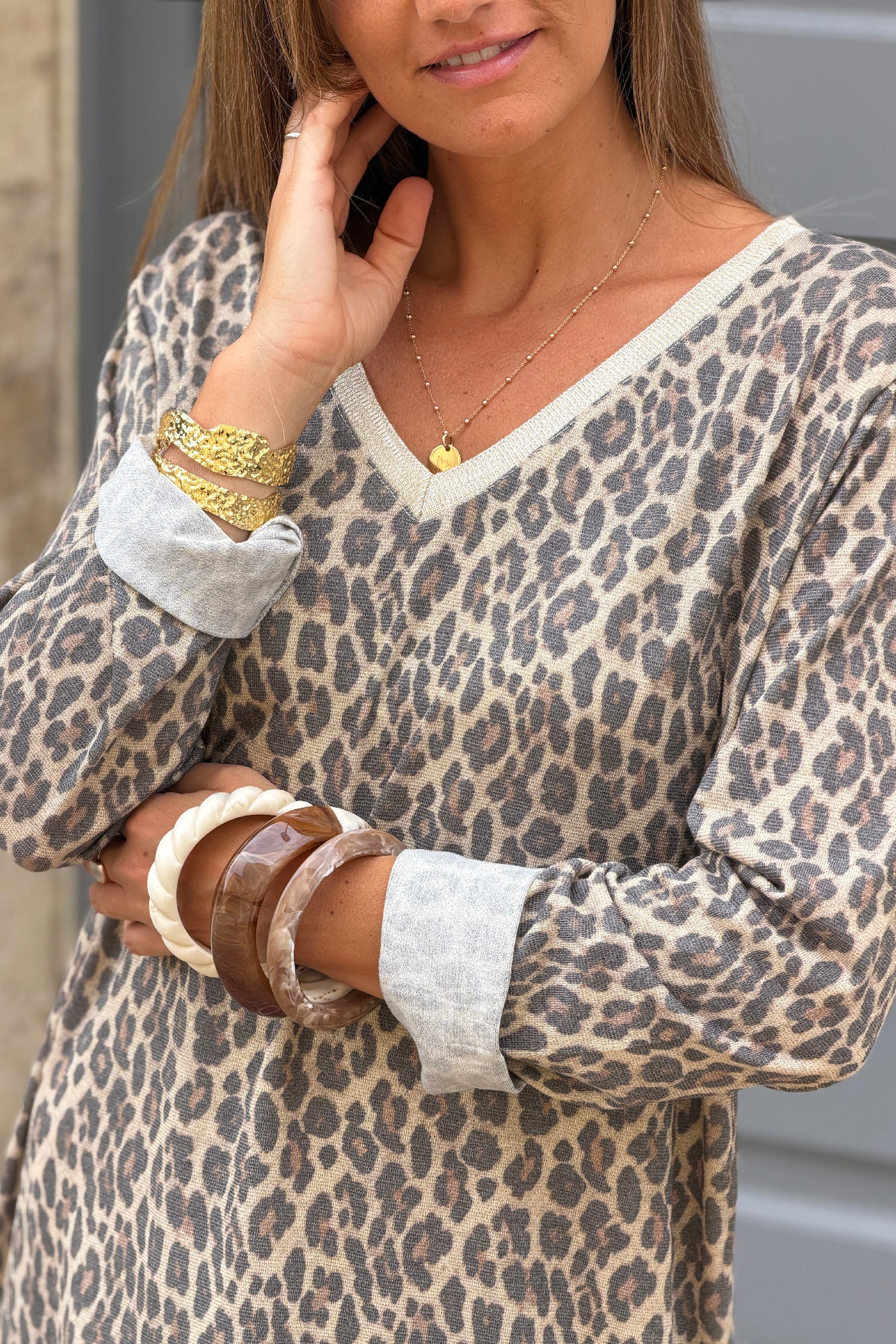 Robe longue brillante motif léopard col V et manches longues