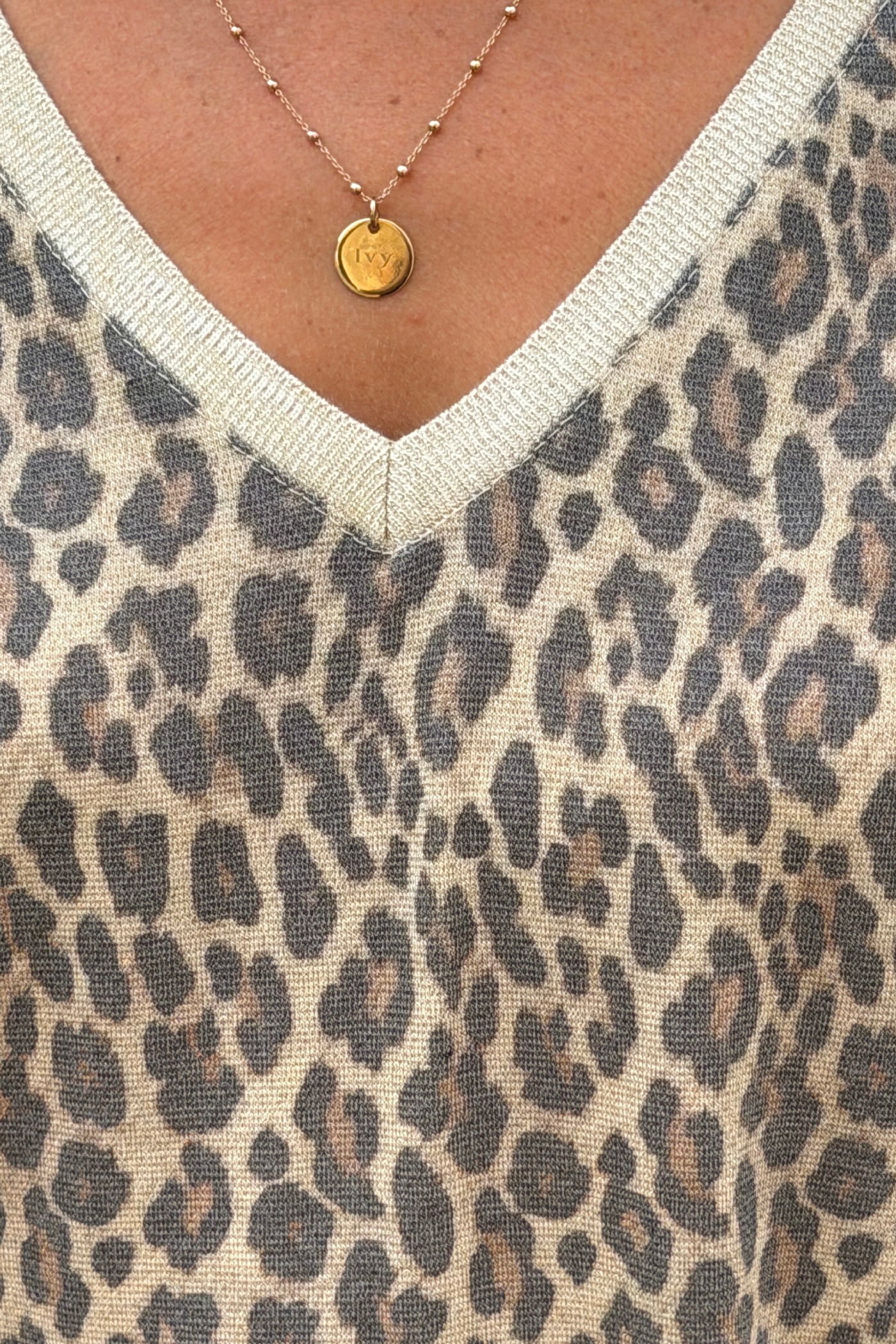 Robe longue brillante motif léopard col V et manches longues