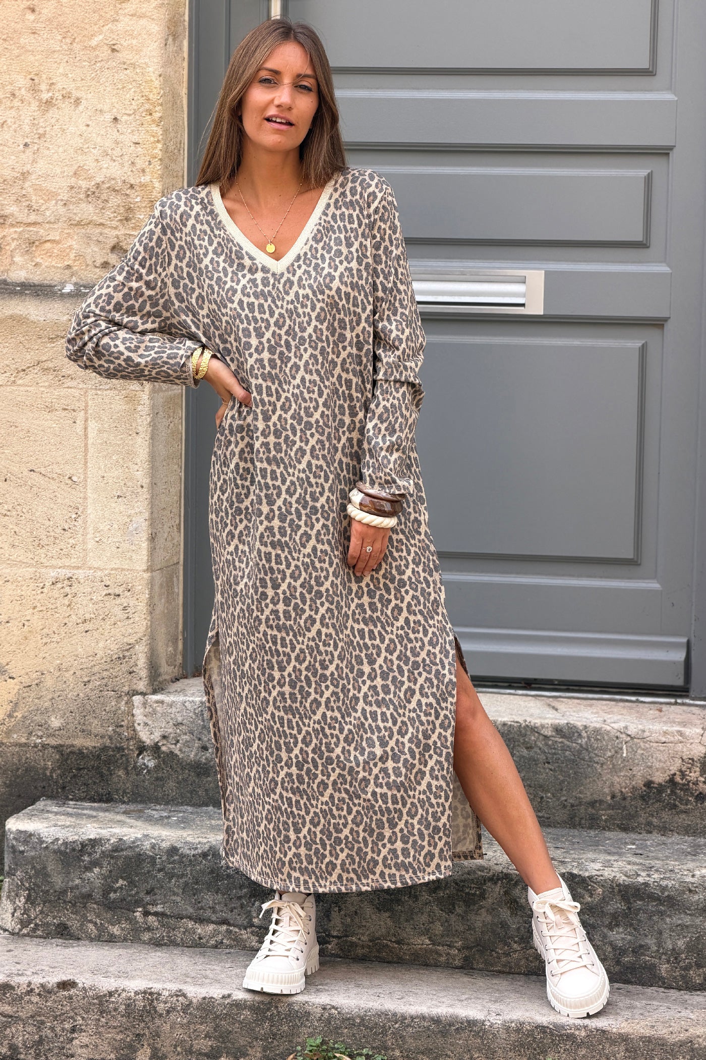 Robe longue brillante motif léopard col V et manches longues