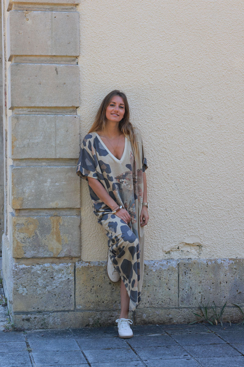 Robe longue camel brillante doree imprime fleurs et grand leopard