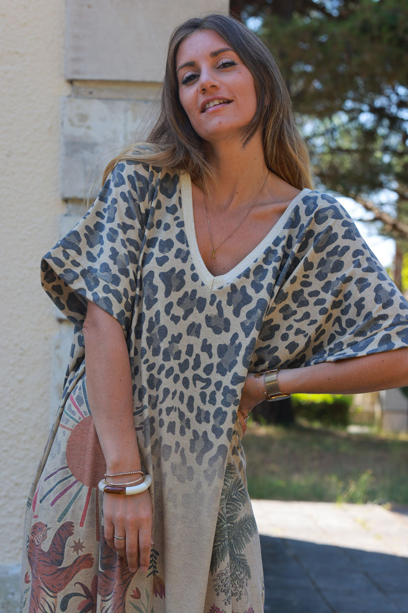 Vestido largo dorado camel brillante con estampado de leopardo, palmeras, sol y animales.