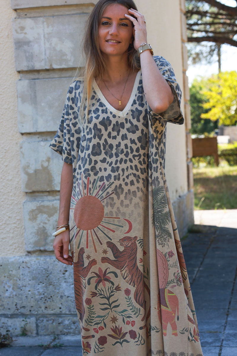 Vestido largo dorado camel brillante con estampado de leopardo, palmeras, sol y animales.