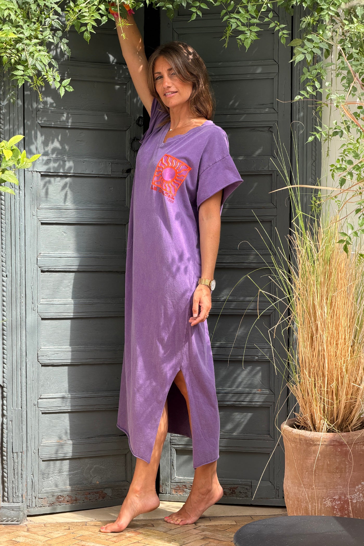 Robe longue confort violet délavé en coton stretch col v imprimé le soleil