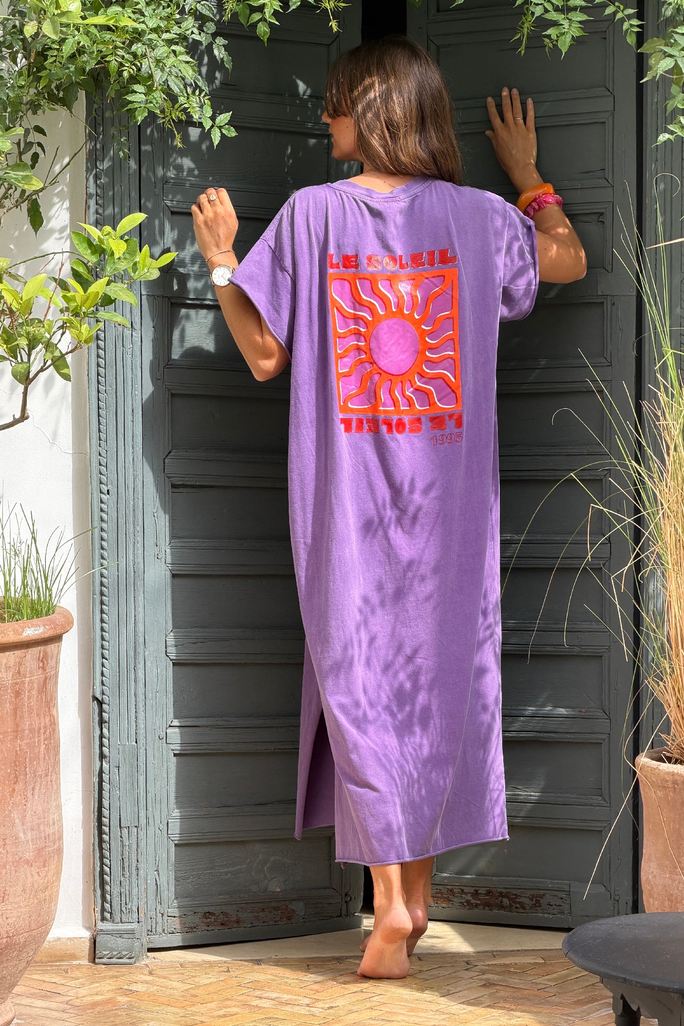 Robe longue confort violet délavé en coton stretch col v imprimé le soleil