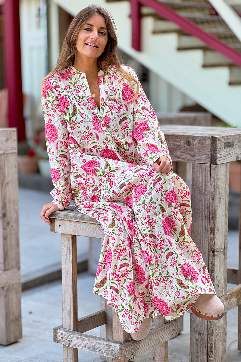 Robe longue écrue en coton imprimé fleurs roses col v