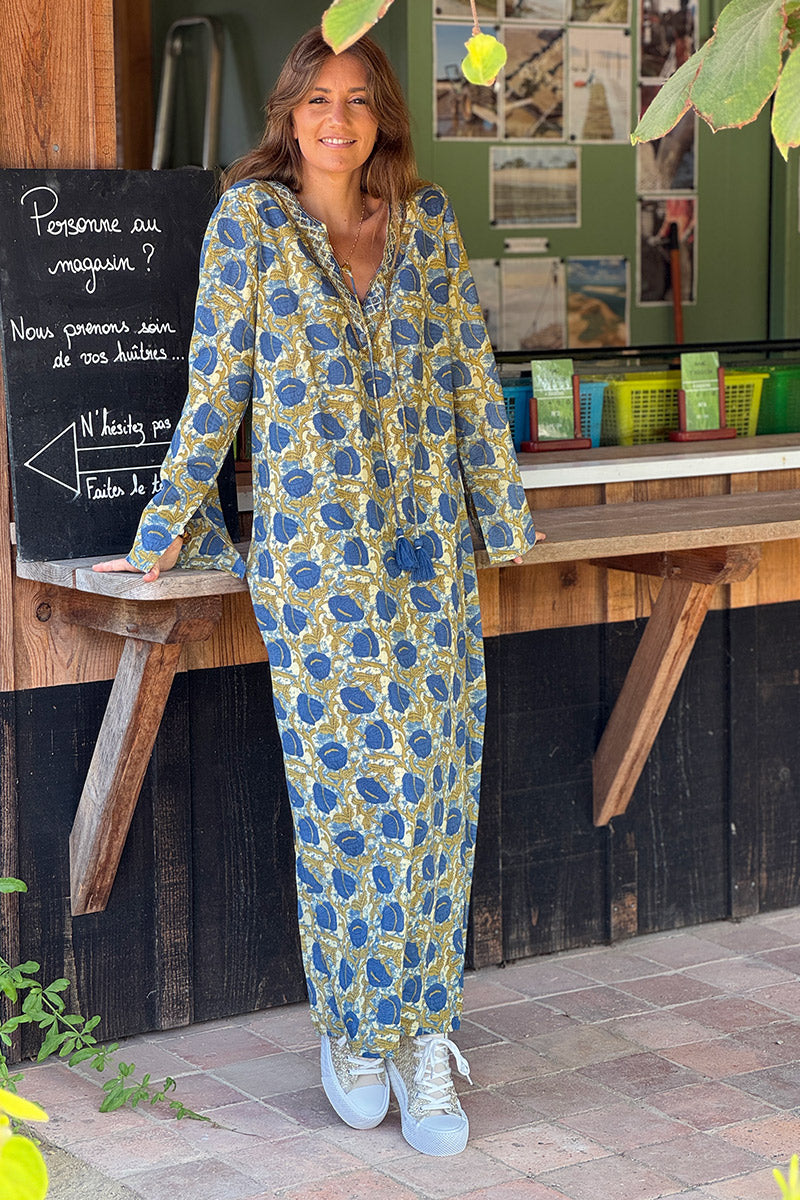 Robe longue en coton imprimé fleurs bleues fond tie and dye col perles et pompons