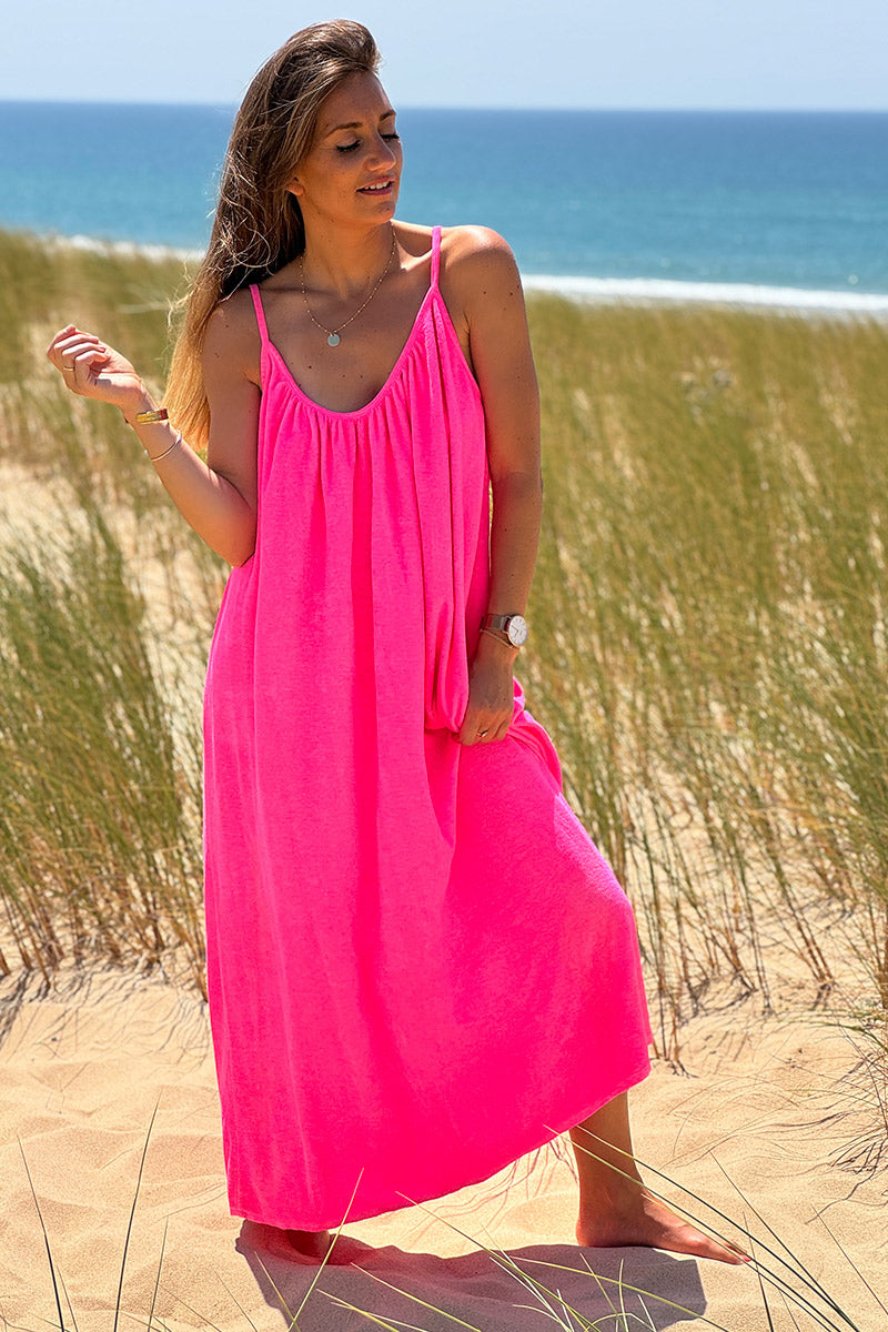 Robe longue en éponge rose fluo à bretelles