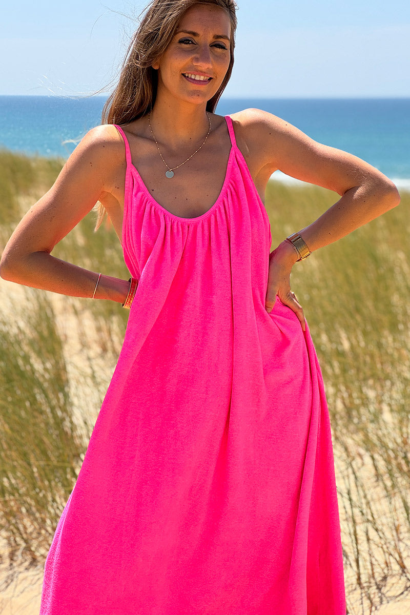Robe longue en éponge rose fluo à bretelles