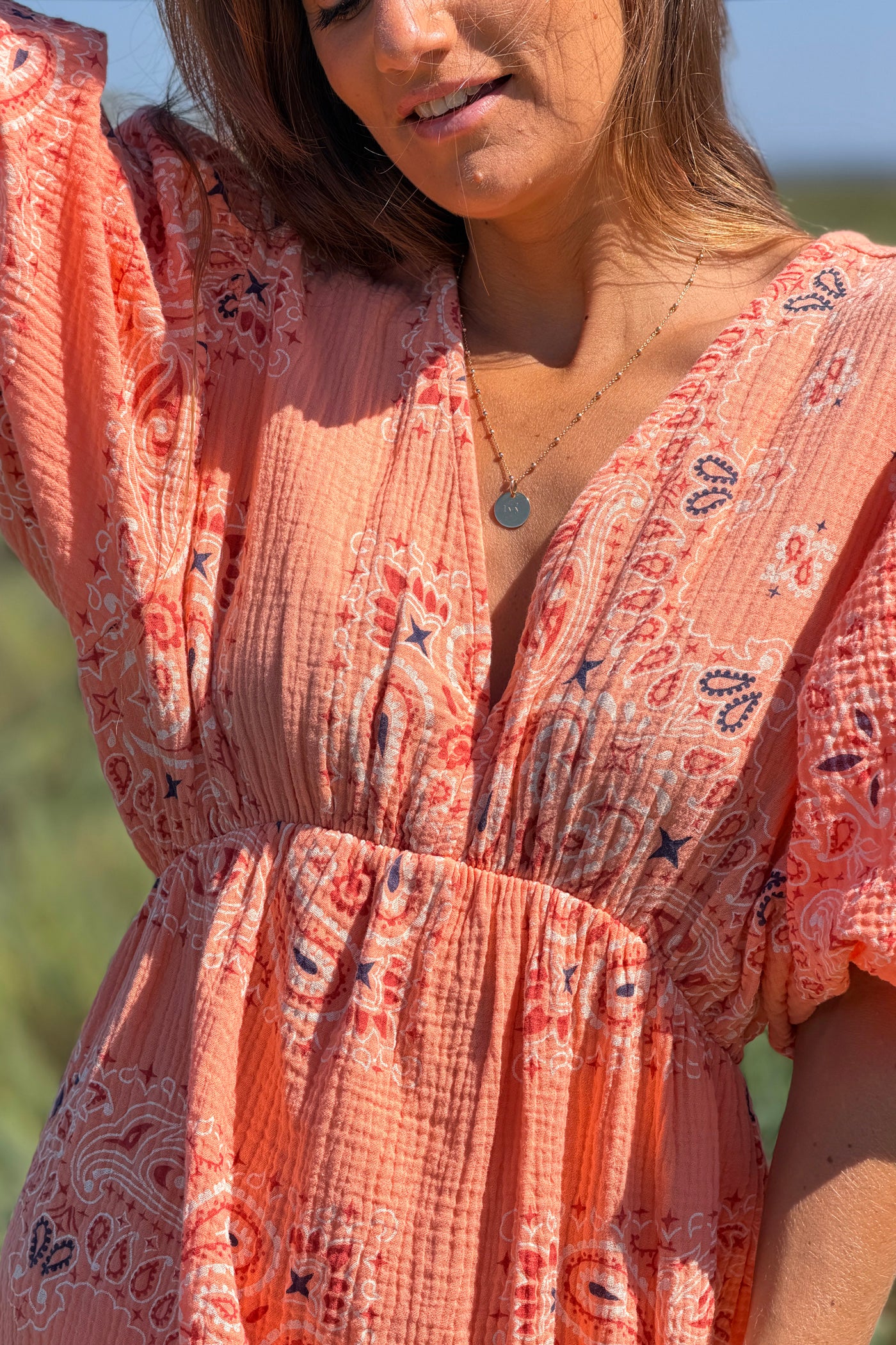 Robe longue en gaze de coton orange imprimé bandana dos nu noeud