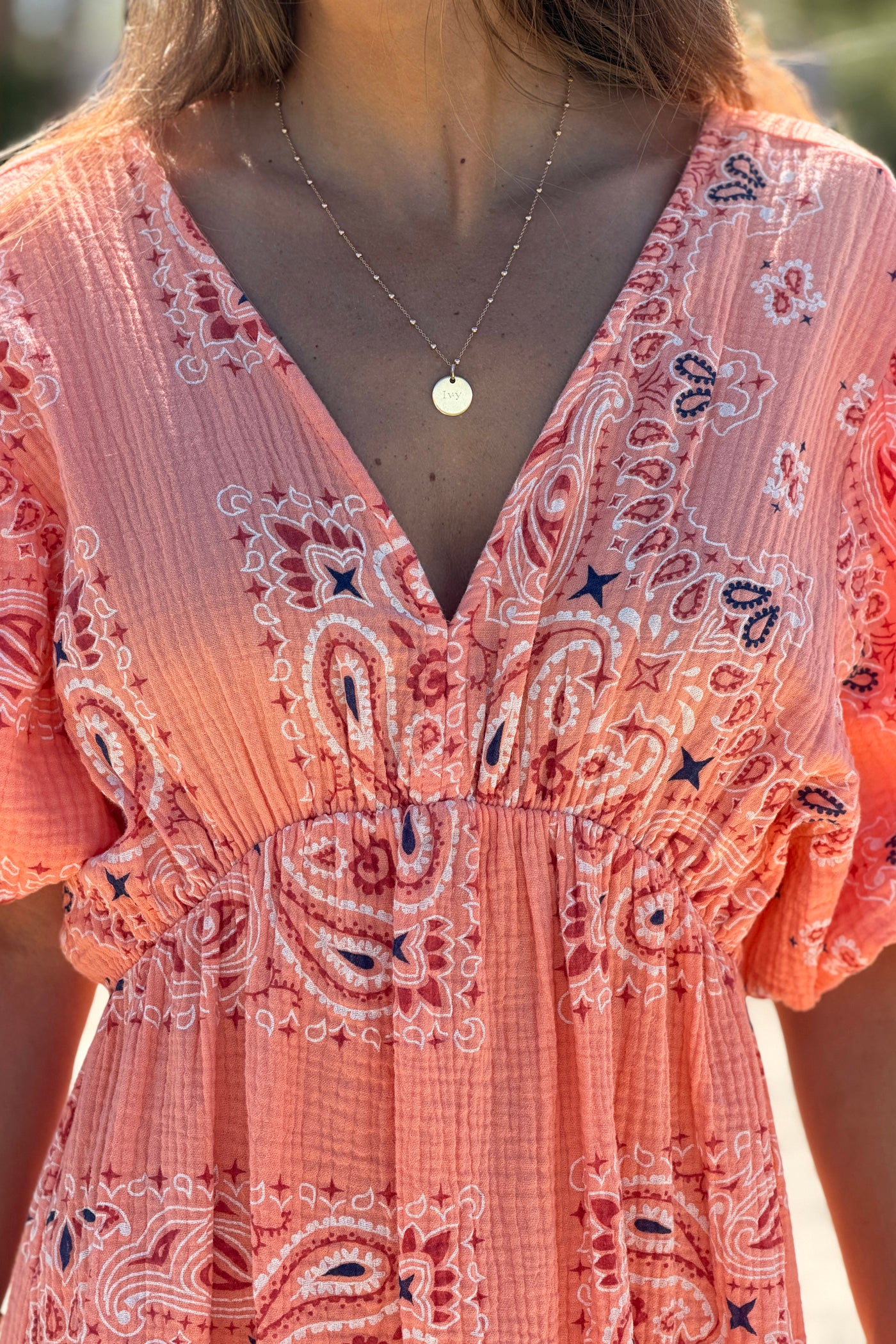 Robe longue en gaze de coton orange imprimé bandana dos nu noeud