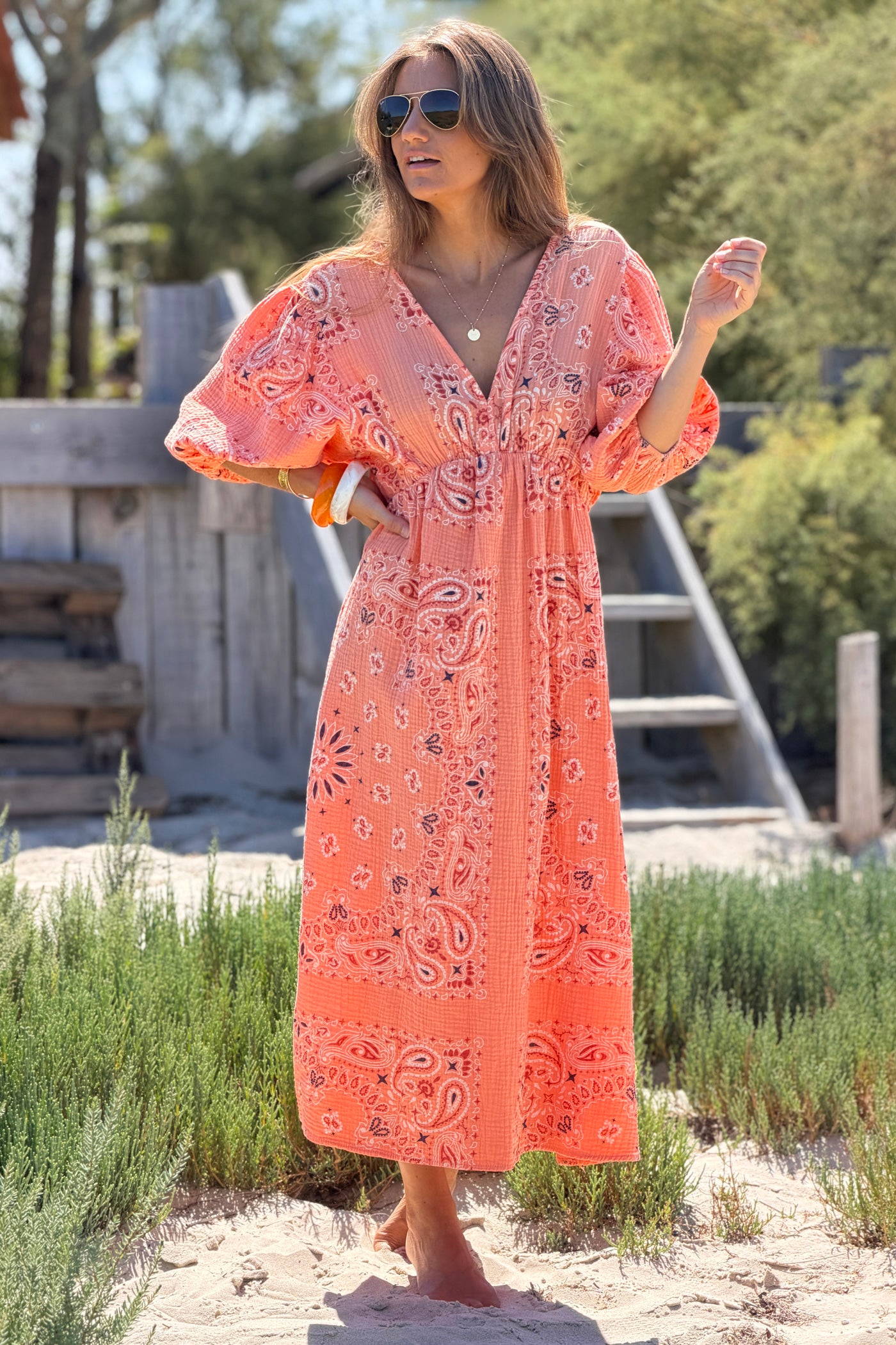 Robe longue en gaze de coton orange imprimé bandana dos nu noeud