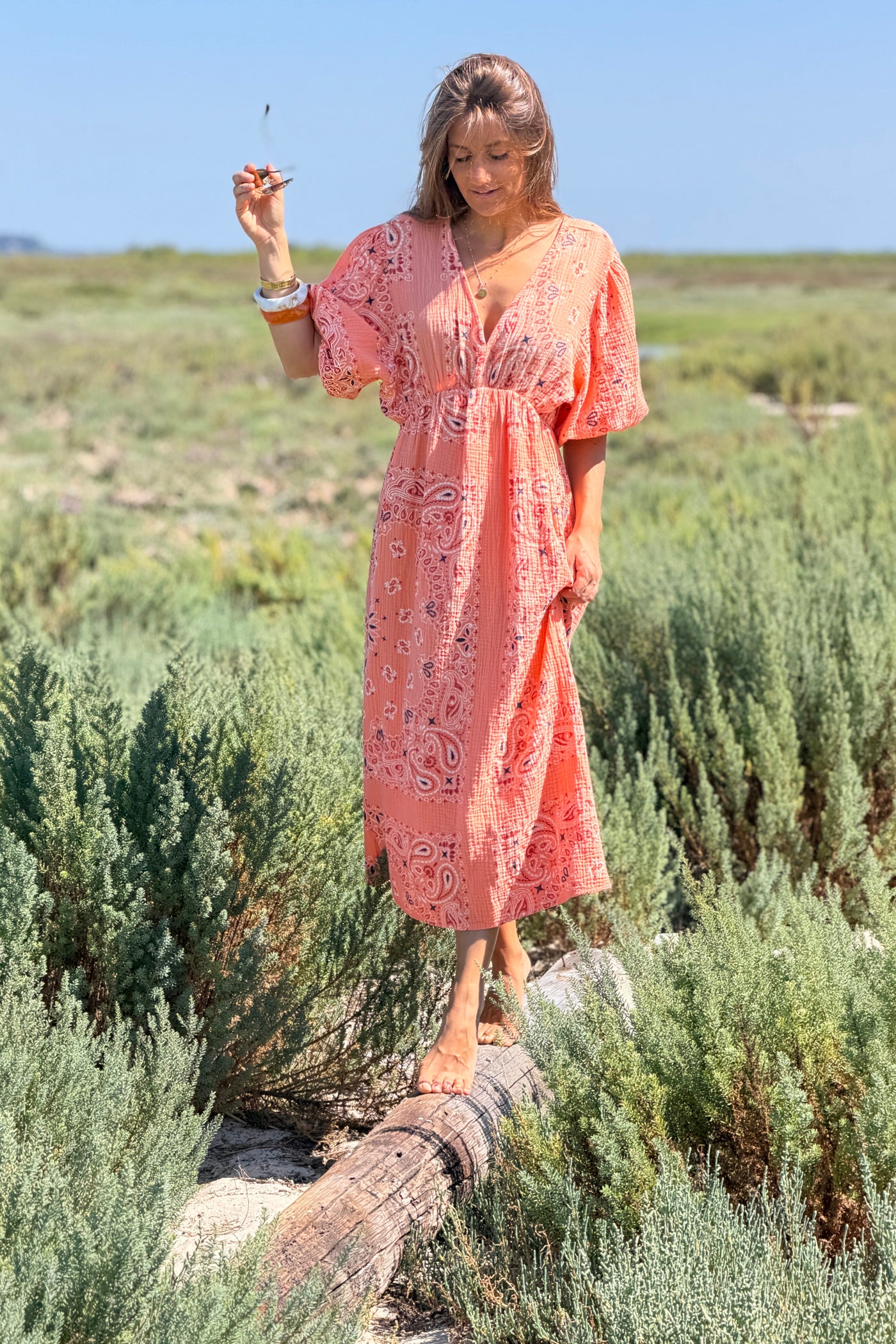 Robe longue en gaze de coton orange imprimé bandana dos nu noeud