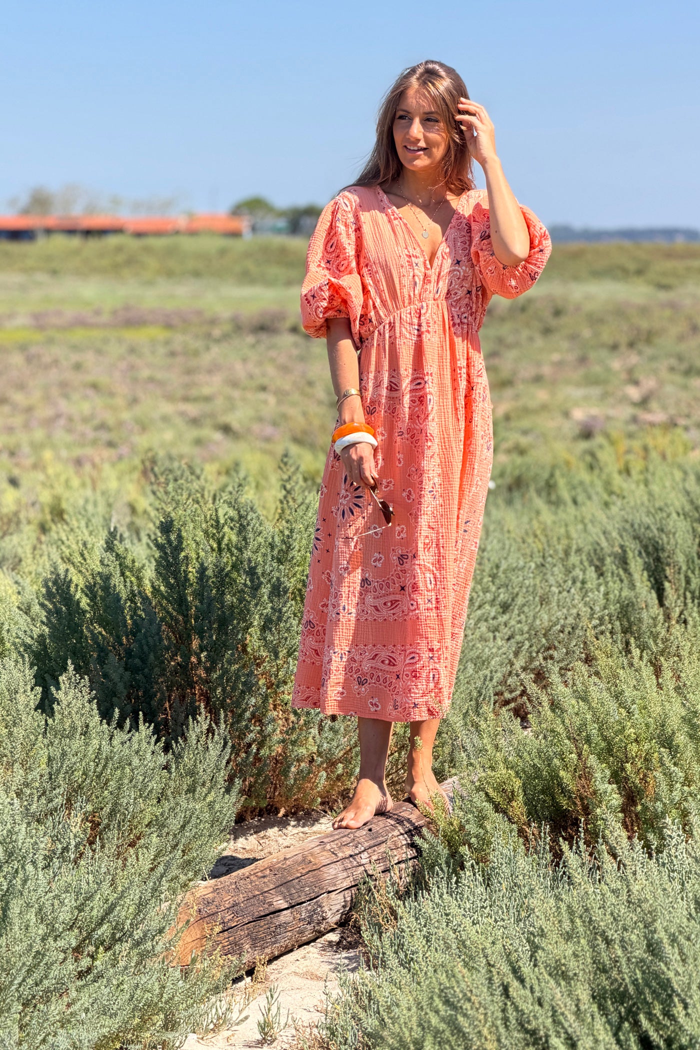 Robe longue en gaze de coton orange imprimé bandana dos nu noeud