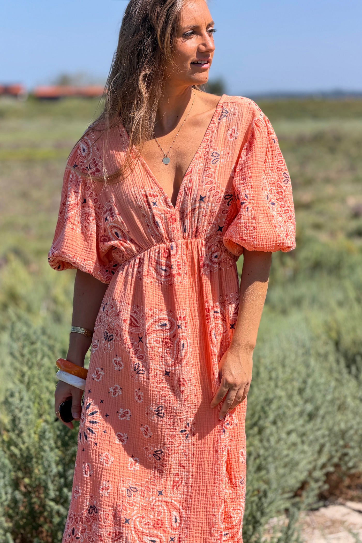 Robe longue en gaze de coton orange imprimé bandana dos nu noeud