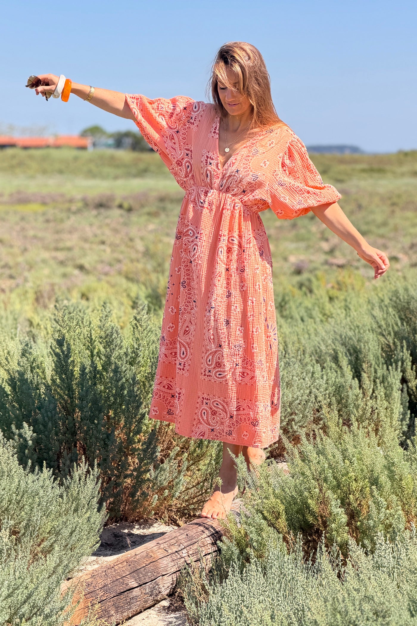 Robe longue en gaze de coton orange imprimé bandana dos nu noeud