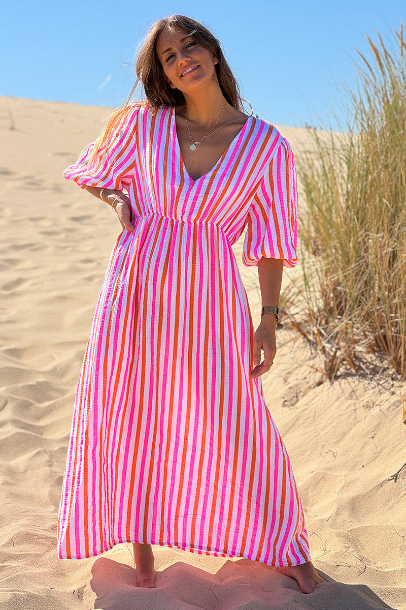 Robe longue en gaze de coton rayures roses et oranges col v et décolleté dans le dos