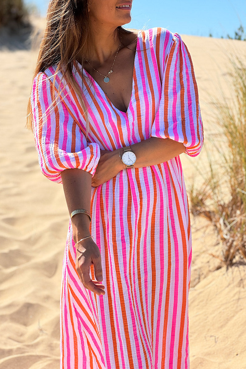 Robe longue en gaze de coton rayures roses et oranges col v et décolleté dans le dos