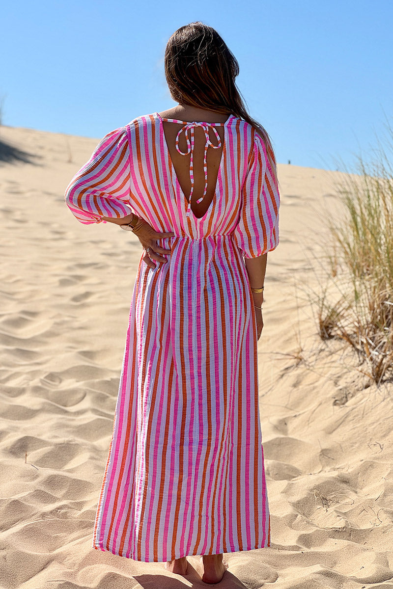 Robe longue en gaze de coton rayures roses et oranges col v et décolleté dans le dos