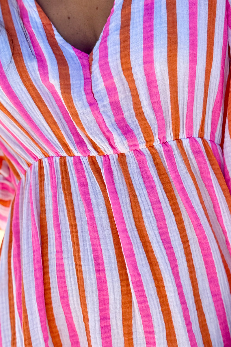 Robe longue en gaze de coton rayures roses et oranges col v et décolleté dans le dos