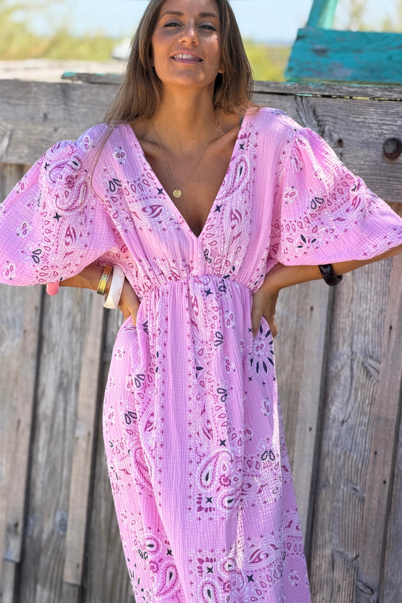 Robe longue en gaze de coton rose imprimé bandana dos nu nœud