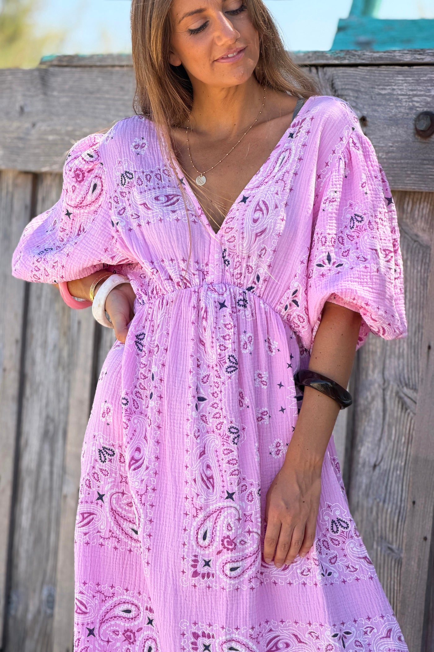 Robe longue en gaze de coton rose imprimé bandana dos nu nœud