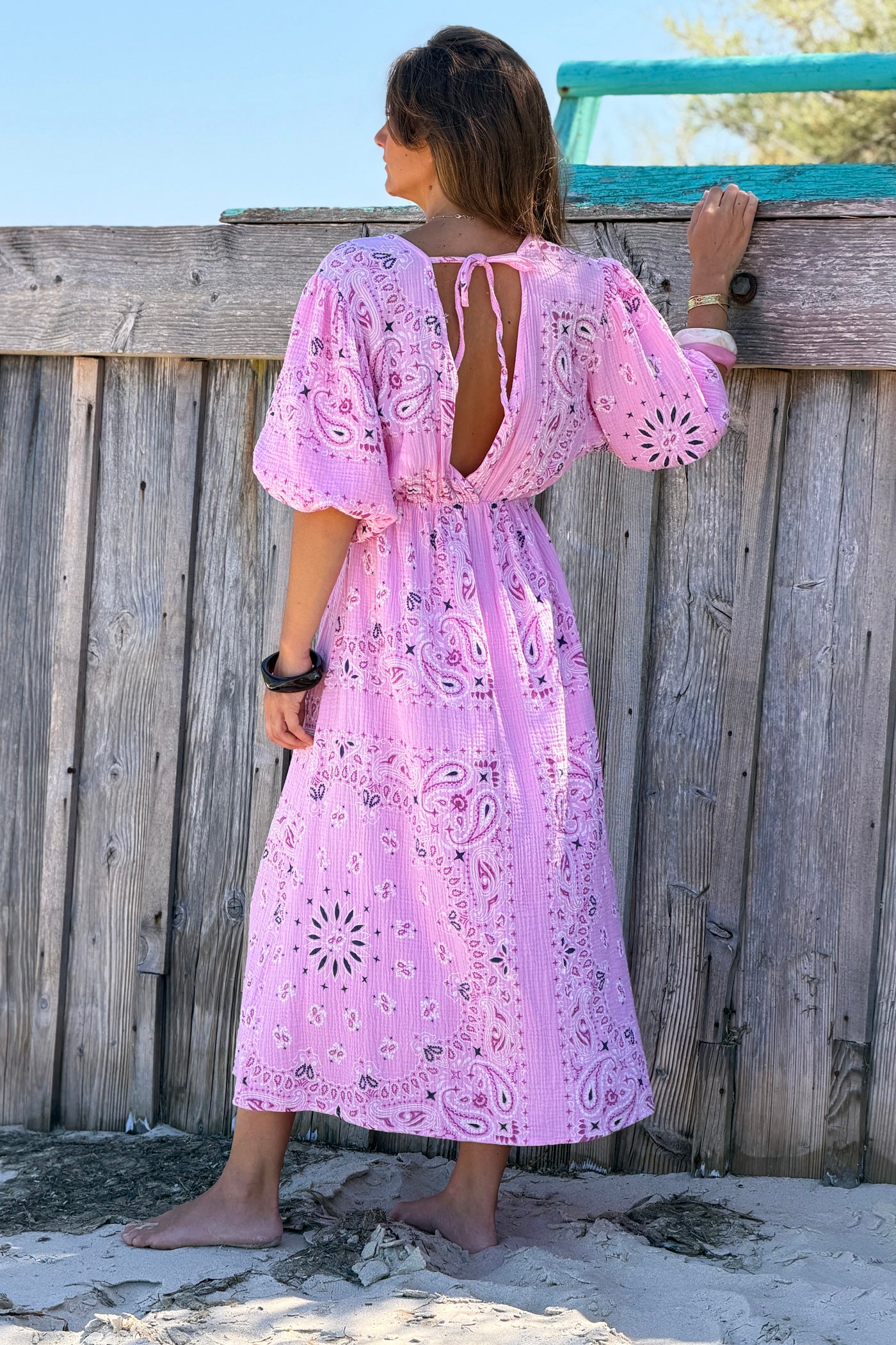Robe longue en gaze de coton rose imprimé bandana dos nu nœud