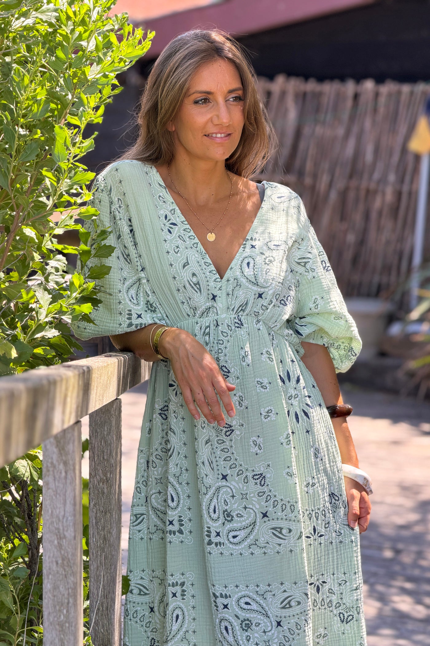 Robe longue en gaze de coton vert sauge imprimé bandana dos nu noeud
