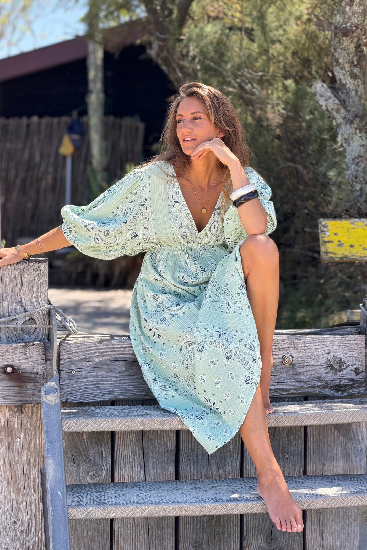 Robe longue en gaze de coton vert sauge imprimé bandana dos nu noeud