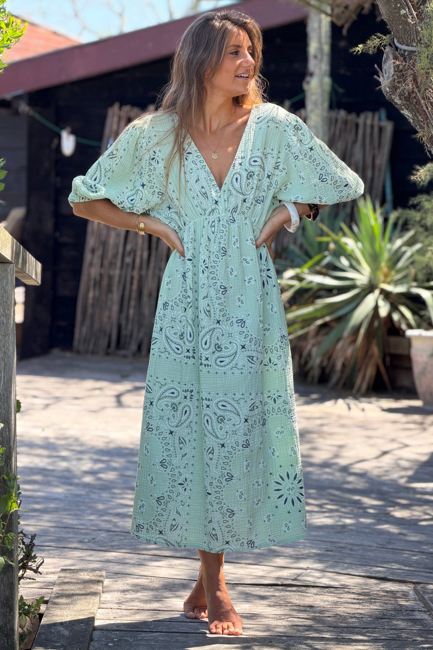 Robe longue en gaze de coton vert sauge imprimé bandana dos nu noeud