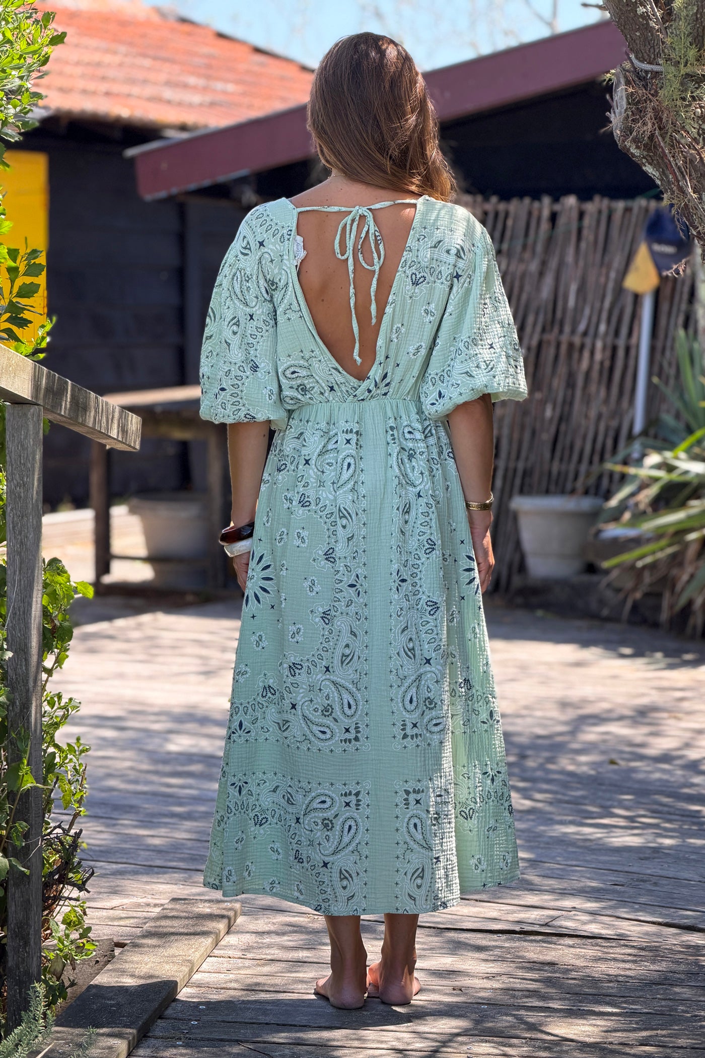 Robe longue en gaze de coton vert sauge imprimé bandana dos nu noeud