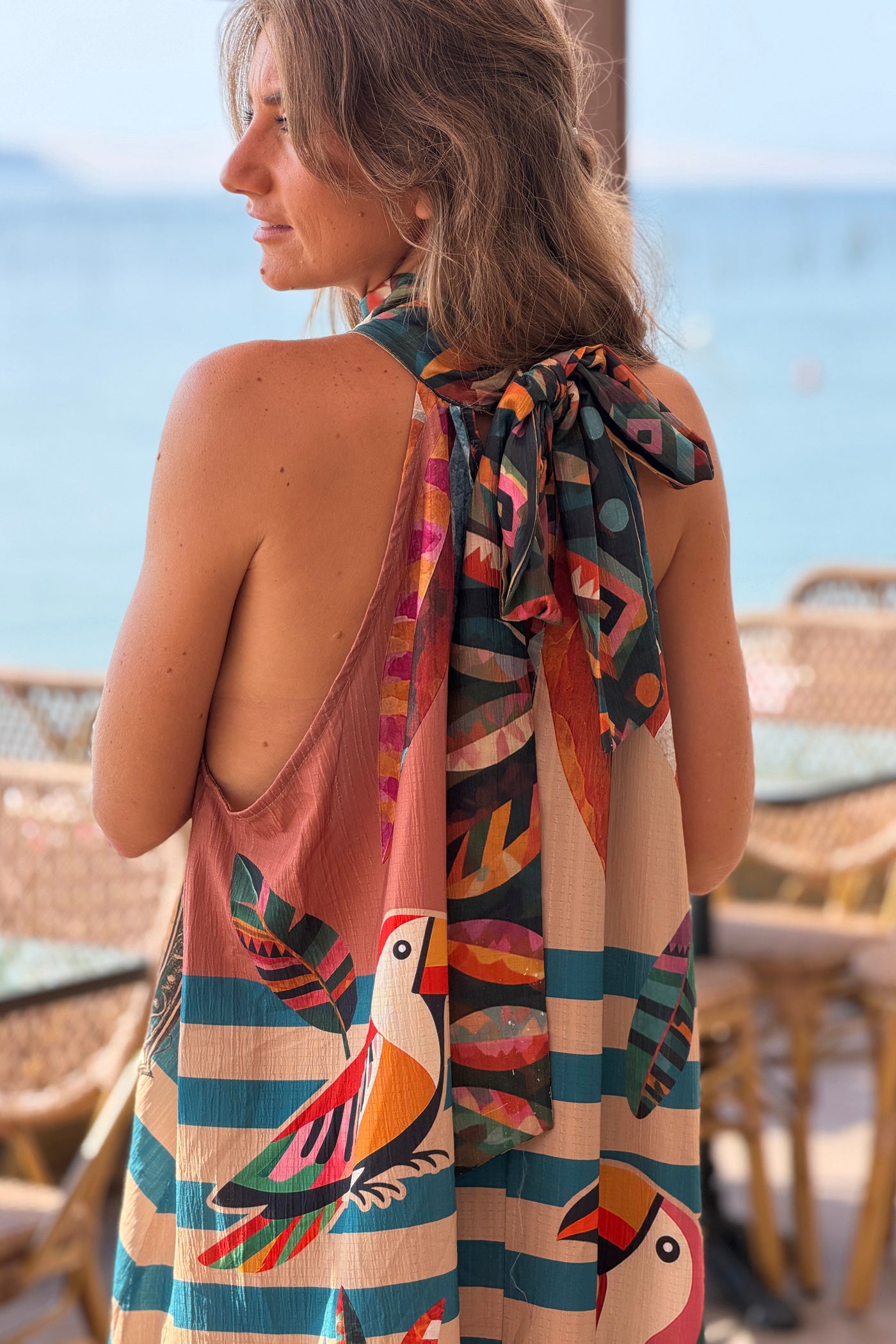 Robe longue et fluide imprimé coloré femme détail doré col montant à nouer