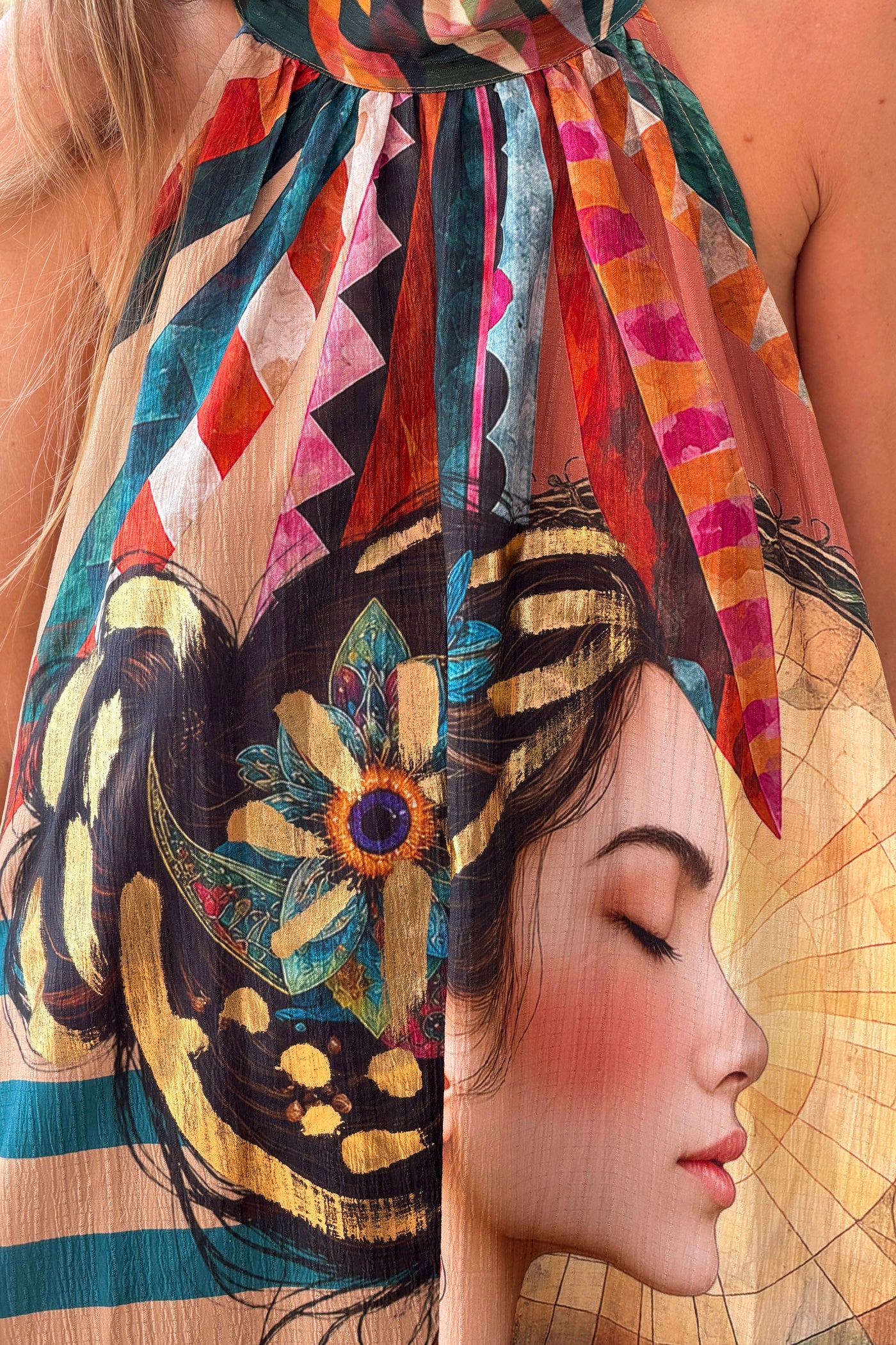 Robe longue et fluide imprimé coloré femme détail doré col montant à nouer