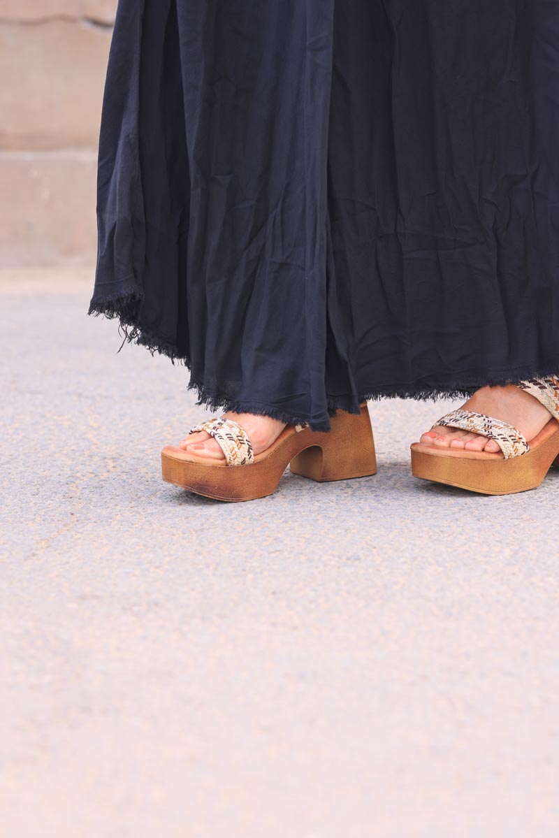 Vestido negro largo y fluido con tirantes y detalles de flecos