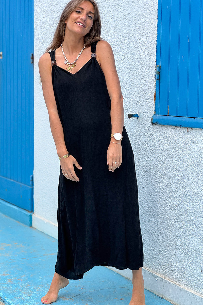 Robe longue et fluide noire bretelles détail grosses perles écaille
