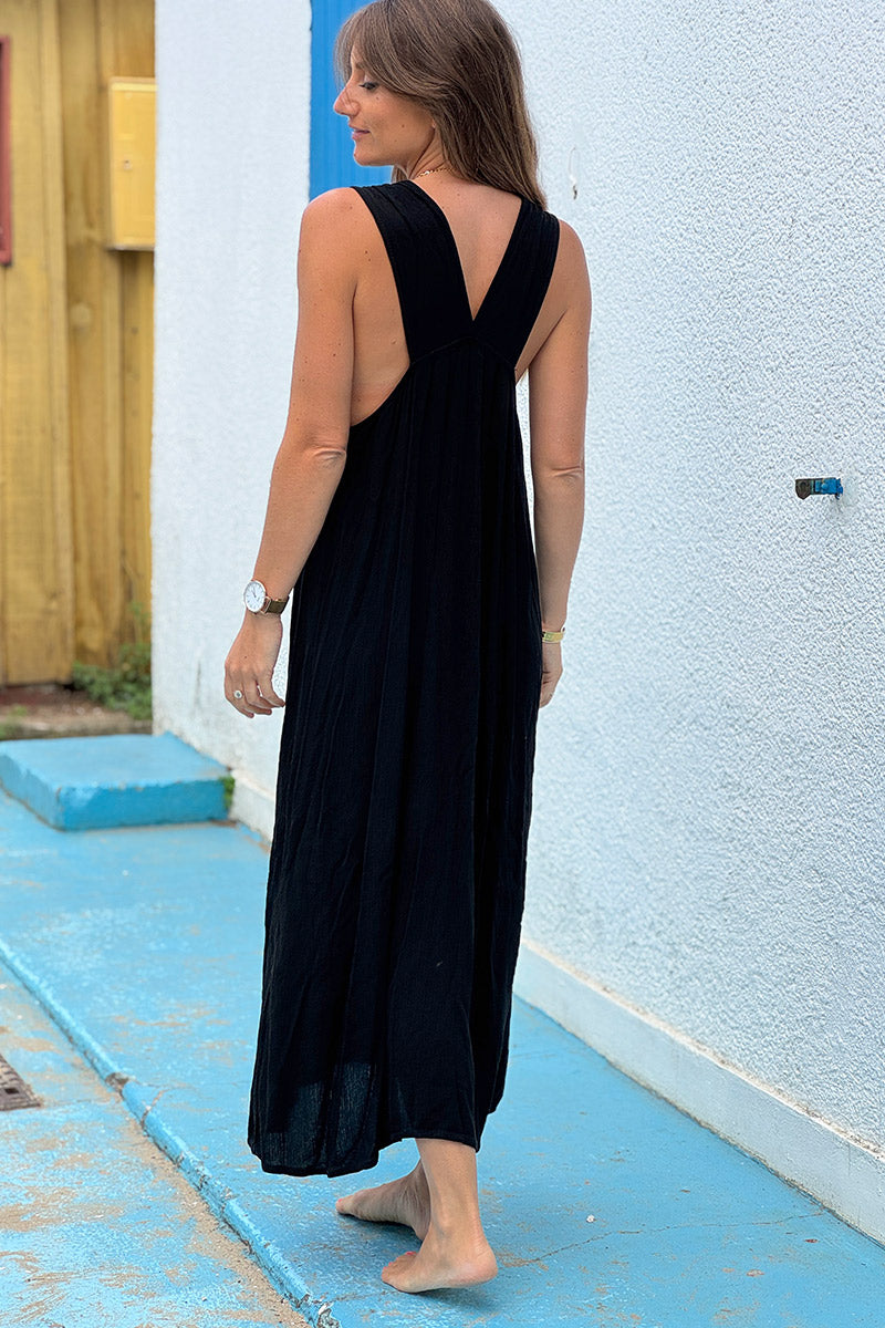 Robe longue et fluide noire bretelles détail grosses perles écaille