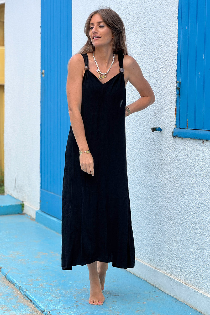 Robe longue et fluide noire bretelles détail grosses perles écaille