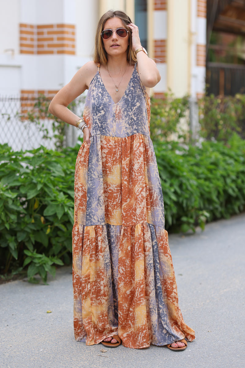 Robe longue et fluide orange a bretelles toucher soie imprim tie and dye camel