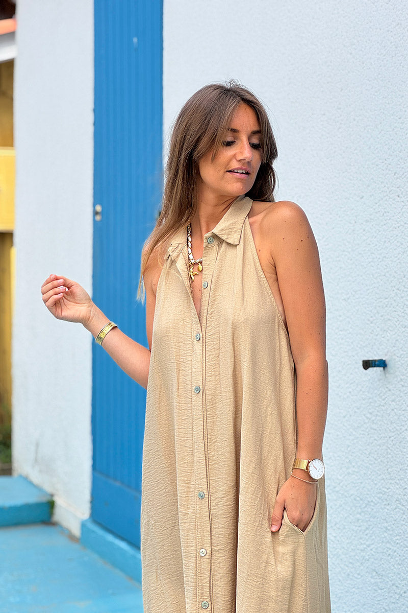 Robe longue fluide beige à boutons col chemise épaules et dos nus