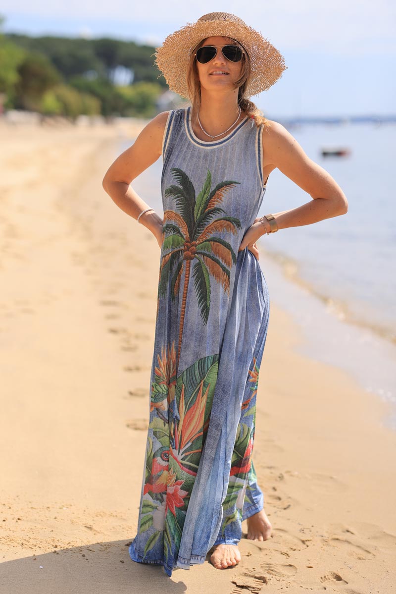 Robe longue fluide bleue pailletée plissée motifs tropical palmier et perroquet