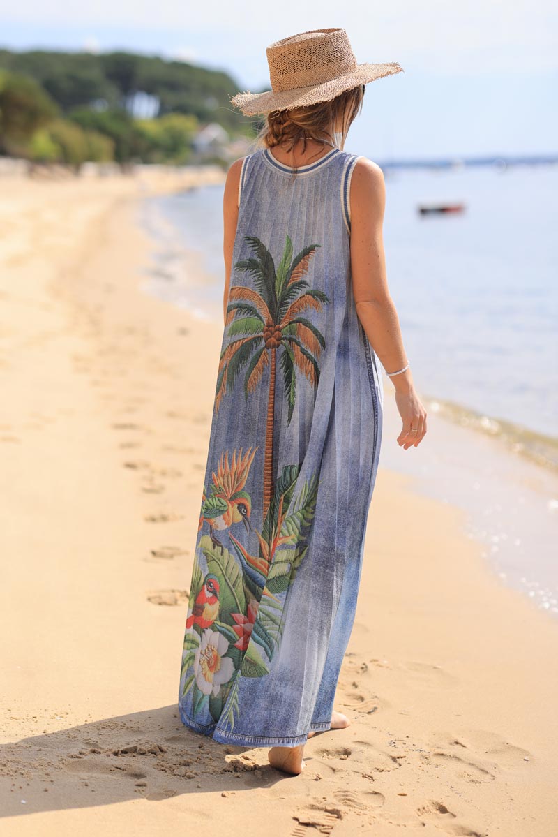 Robe longue fluide bleue pailletée plissée motifs tropical palmier et perroquet