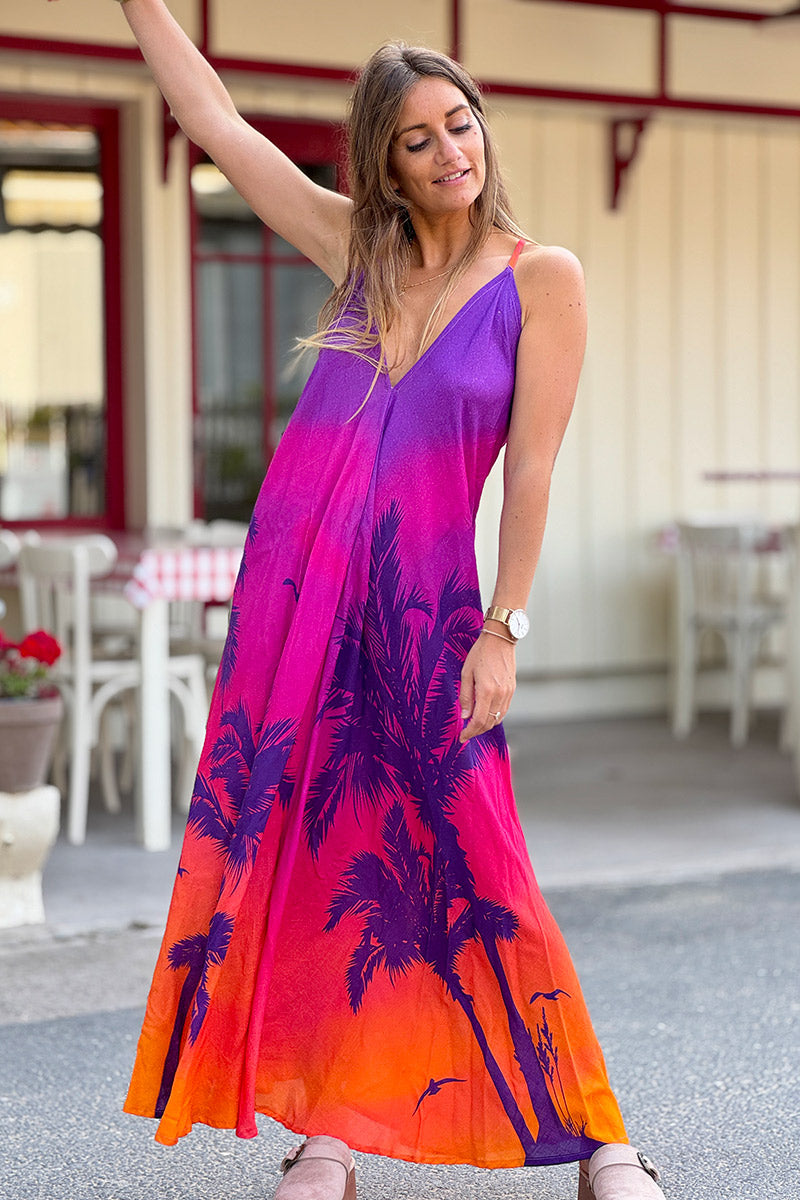 Robe longue fluide imprimé palmier sunset violet et orange à bretelles dos nu