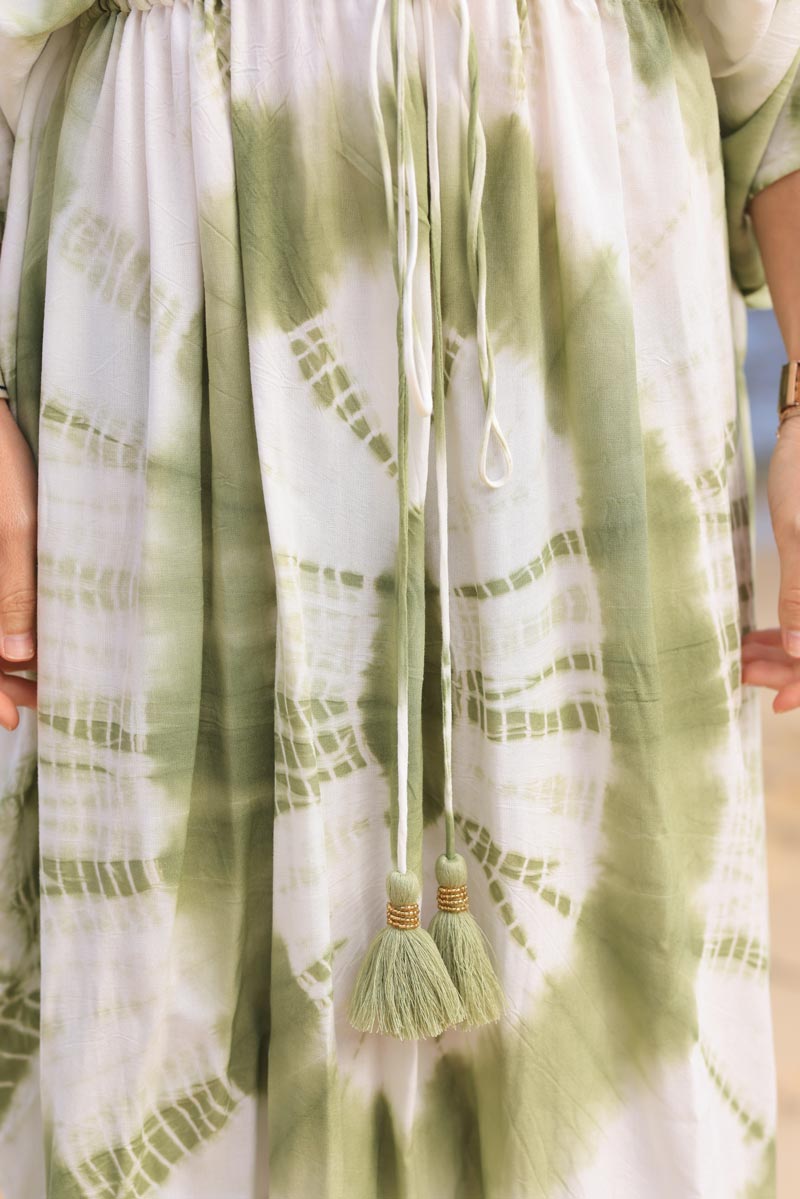 Robe longue fluide large lien à la taille imprimé tie and dye spirale kaki