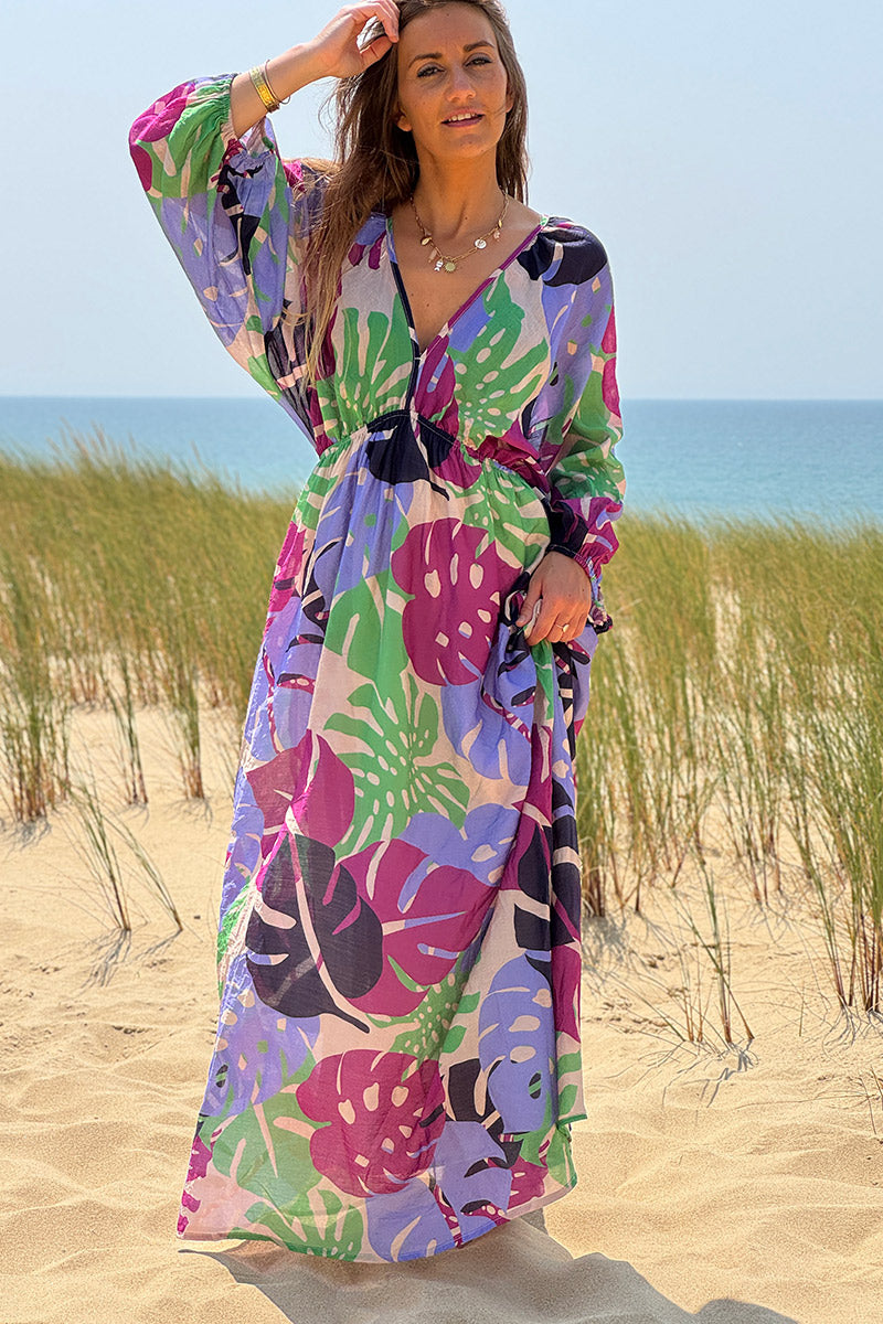 Robe longue légère en coton décolleté imprimé feuilles tropicales lilas et vert