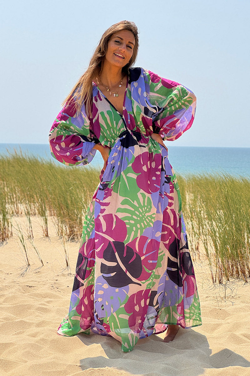 Robe longue légère en coton décolleté imprimé feuilles tropicales lilas et vert