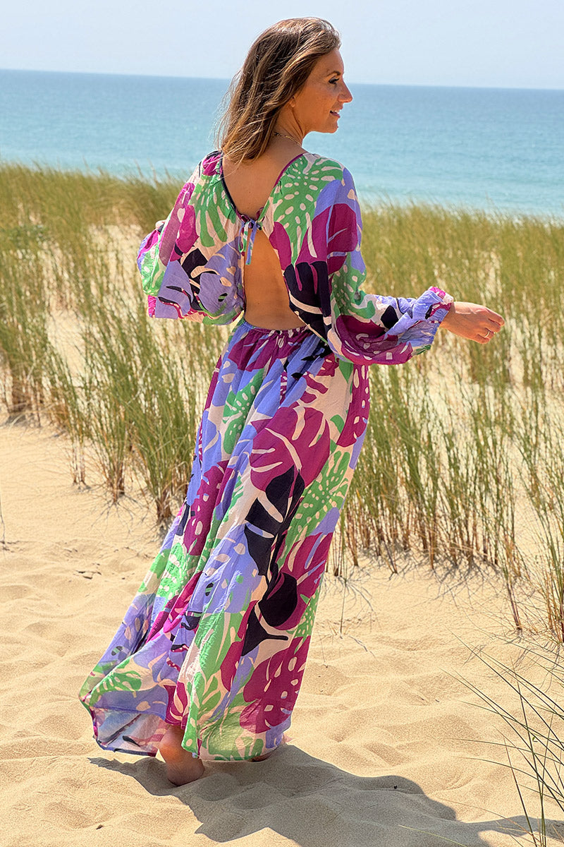 Robe longue légère en coton décolleté imprimé feuilles tropicales lilas et vert