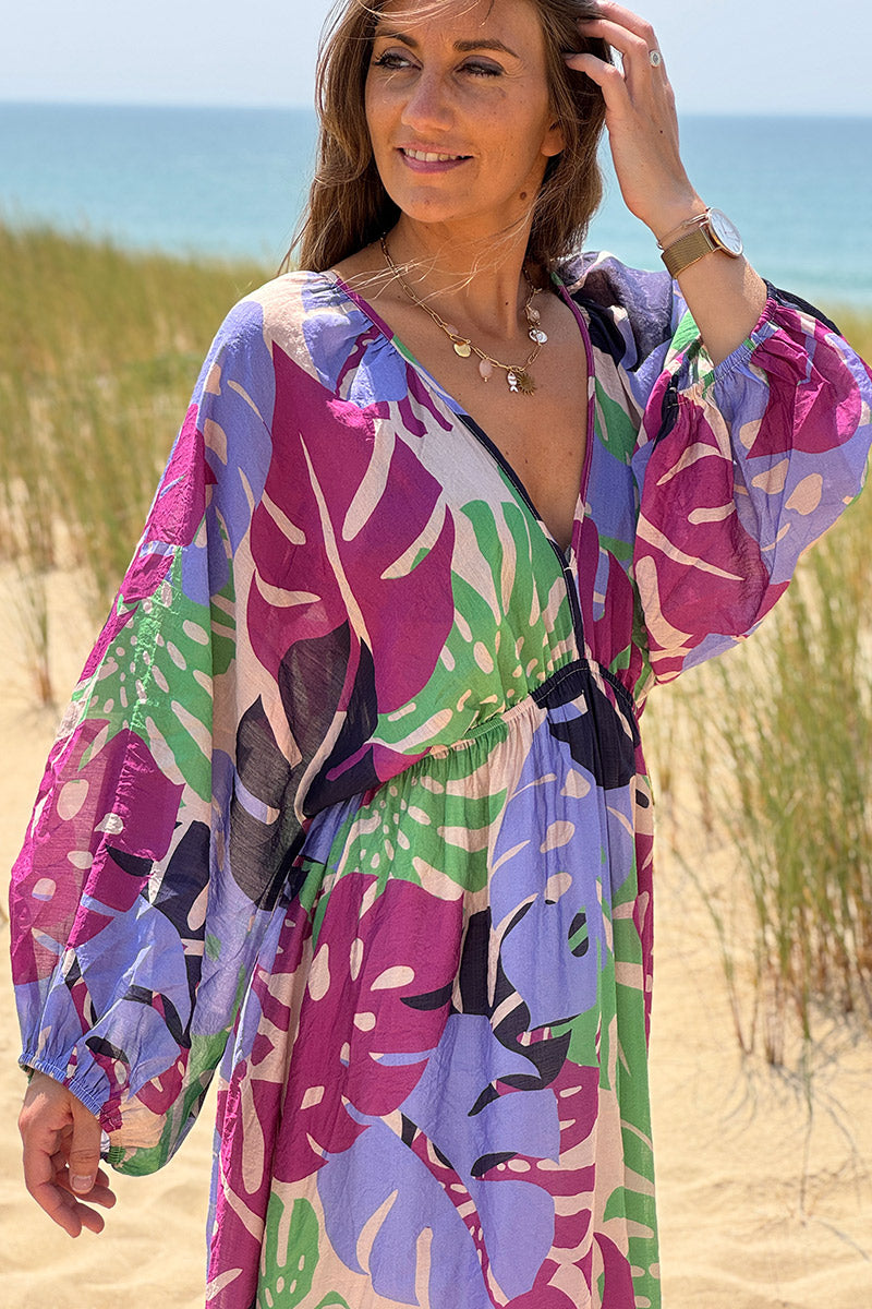 Robe longue légère en coton décolleté imprimé feuilles tropicales lilas et vert