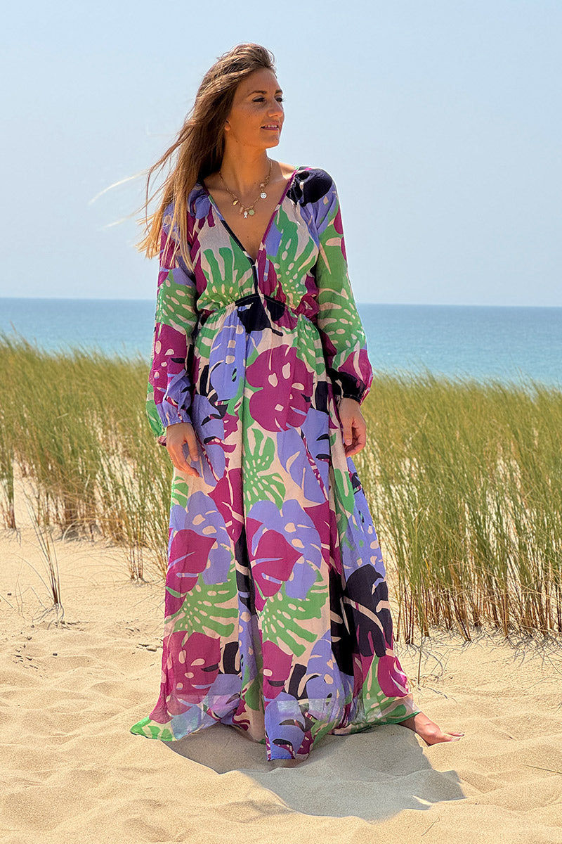 Robe longue légère en coton décolleté imprimé feuilles tropicales lilas et vert