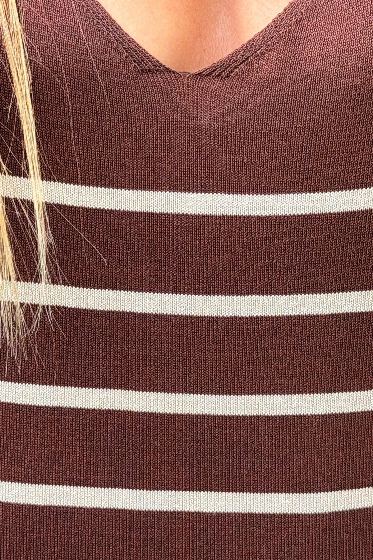 Robe longue marron à rayures style marinière en petite maille col V